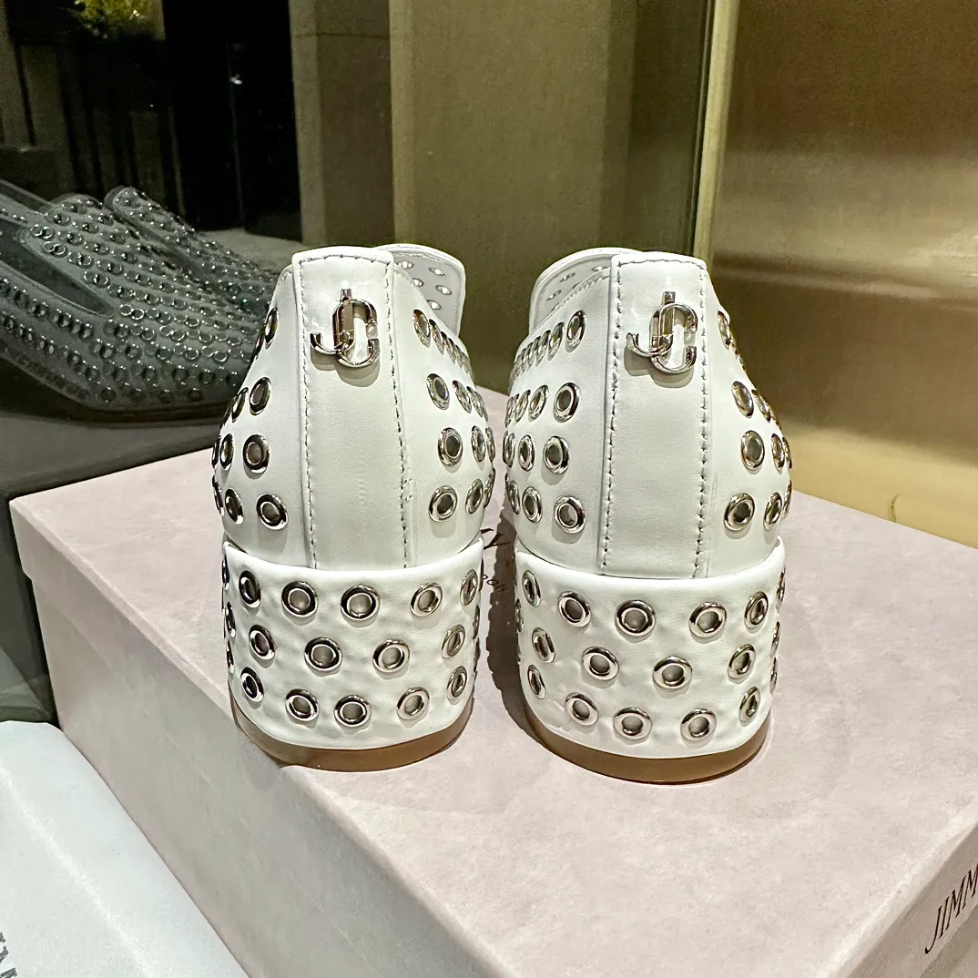 👟👟Ex-factory price 660👟👟 The new JIMMY CHOO, Loaf shoes, exclusive sale, rivet decoration design style is very unique, designed with the latest technology, strong three-dimensional effect👍Multiple technologies are integrated together, subverting fashion, super stylish! The combination is super beautiful. The original version is 1:1, versatile and trendy, both salty and sweet! Size: 35-40 Outsole: Leather outsole